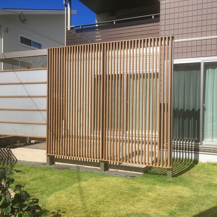 【タイルテラス】目隠しパネルと縦格子の組み合わせでプライベー